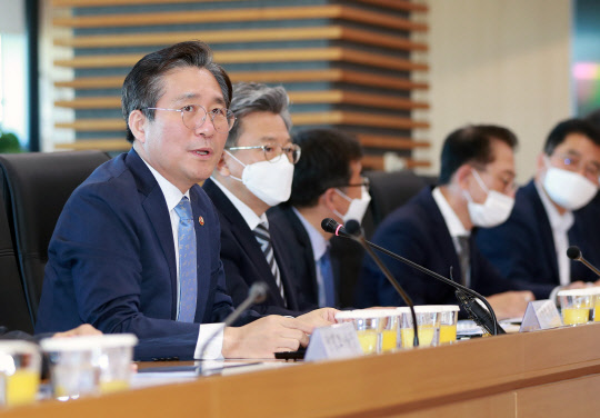 성윤모 산업통상자원부 장관이 19일 인천 경제자유구역청에서 열린 '제4차 포스트 코로나 산업전략 대화'에서 'K-바이오' 추진 전략을 밝히고 있다. <산업통상자원부 제공>